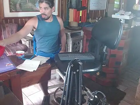 Snapshot of Dr_Pocholate84 chatting on 03/17/26, 08:23 Dr Pocholate84 online show from 03/17/26, 08:23