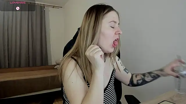 Olivia Munk online show from 03/04/25, 03:55