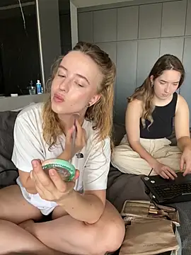 Nura n Sarah online show from 09/17/25, 03:08