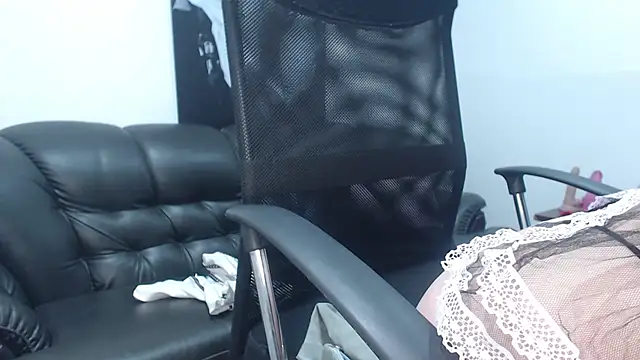 camilleDiaz16 online show from 10/31/25, 08:21