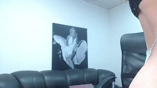 camilleDiaz16 online show from 12/16/25, 08:25