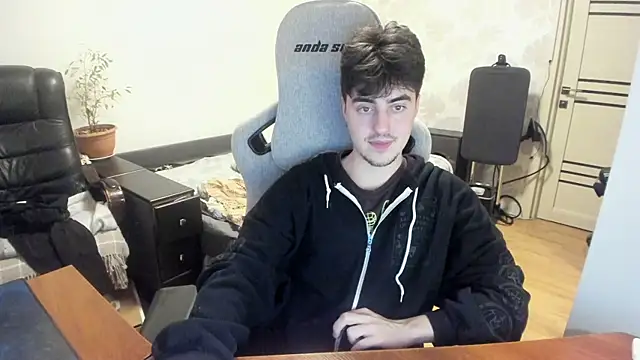 Snapshot of Knuckles17 chatting on 11/28/25, 01:08 Knuckles17 online show from 11/28/25, 01:08