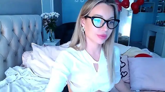 Snapshot of MissSiona chatting on 02/17/25, 06:53 MissSiona online show from 02/17/25, 06:53