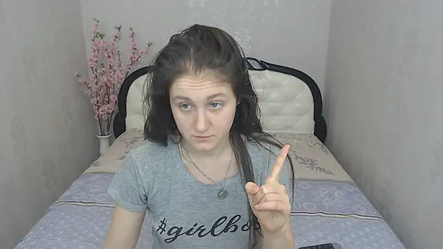 Holliy Cooper online show from 02/06/25, 10:37