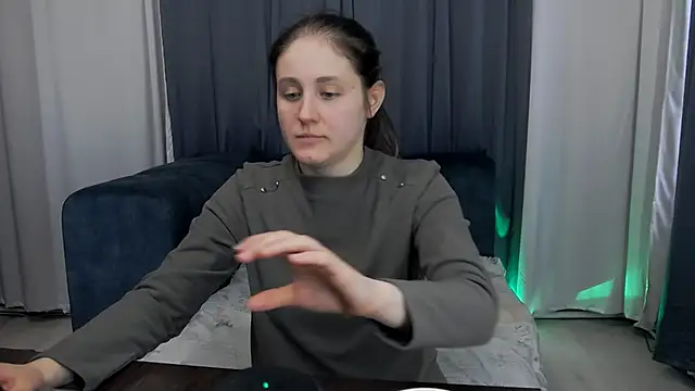 Holliy Cooper online show from 04/24/26, 07:44