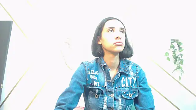 RoxanaCyrano  online show from 12/17/25, 08:04