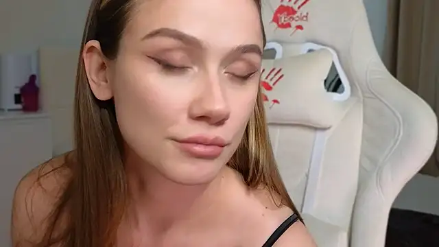 Snapshot of Madi_soon chatting on 02/14/25, 05:36 Madi soon online show from 02/14/25, 05:36