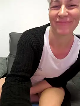 Snapshot of DarleenHot chatting on 10/21/25, 06:30 DarleenHot online show from 10/21/25, 06:30
