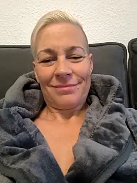 Snapshot of DarleenHot chatting on 10/22/25, 06:35 DarleenHot online show from 10/22/25, 06:35