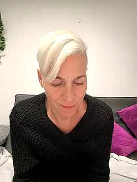 Snapshot of DarleenHot chatting on 10/24/25, 06:48 DarleenHot online show from 10/24/25, 06:48