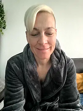 Snapshot of DarleenHot chatting on 10/25/25, 07:16 DarleenHot online show from 10/25/25, 07:16