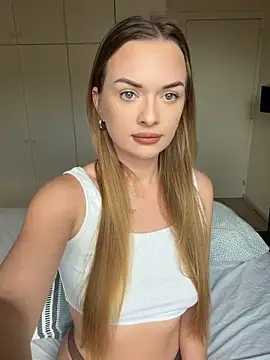 Snapshot of ElenaRebelle chatting on 05/04/26, 05:14 ElenaRebelle online show from 05/04/26, 05:14