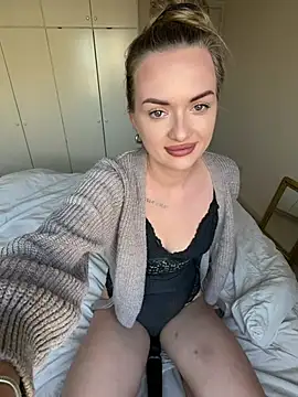 Snapshot of ElenaRebelle chatting on 05/16/26, 04:53 ElenaRebelle online show from 05/16/26, 04:53