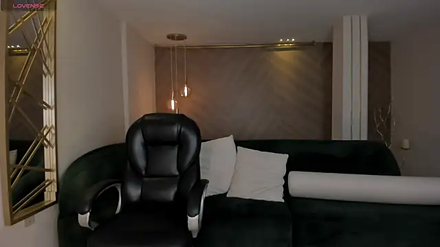 LizzHamilton   online show from 10/16/25, 09:49