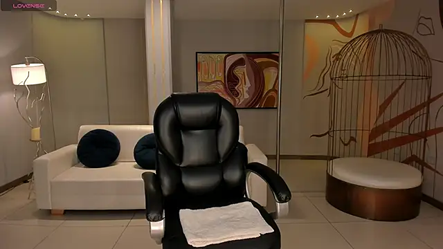 LizzHamilton   online show from 11/26/25, 08:43