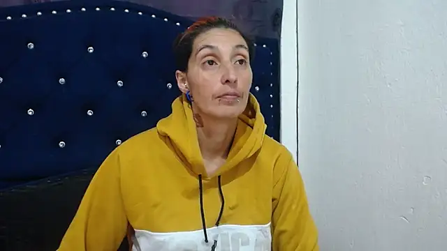 Snapshot of anyu1306 chatting on 12/24/24, 02:33 anyu1306 online show from 12/24/24, 02:33