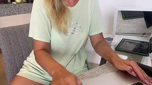 Snapshot of mommy_nadin chatting on 03/07/25, 09:48 mommy nadin online show from 03/07/25, 09:48