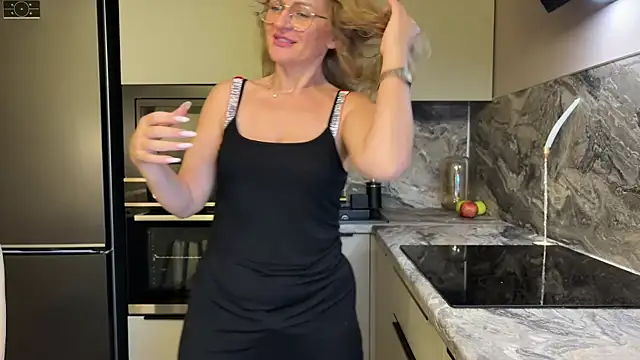 Snapshot of mommy_nadin chatting on 10/13/25, 05:02 mommy nadin online show from 10/13/25, 05:02