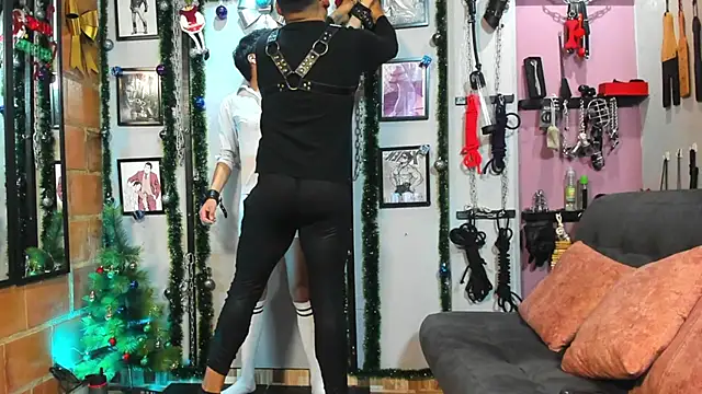 dom2travelersss online show from 12/30/24, 01:58