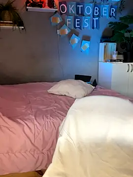 Snapshot of DaniDusan_ chatting on 09/22/25, 10:34 DaniDusan  online show from 09/22/25, 10:34