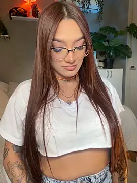 Snapshot of DaniDusan_ chatting on 10/03/25, 04:15 DaniDusan  online show from 10/03/25, 04:15