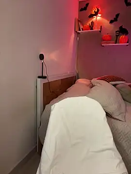 Snapshot of DaniDusan_ chatting on 10/17/25, 12:36 DaniDusan  online show from 10/17/25, 12:36