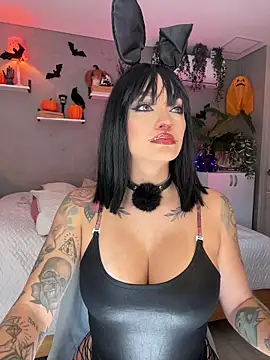 Snapshot of DaniDusan_ chatting on 10/18/25, 07:03 DaniDusan  online show from 10/18/25, 07:03