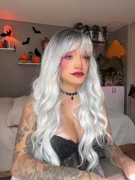 Snapshot of DaniDusan_ chatting on 10/20/25, 06:52 DaniDusan  online show from 10/20/25, 06:52