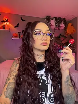 Snapshot of DaniDusan_ chatting on 10/28/25, 07:05 DaniDusan  online show from 10/28/25, 07:05