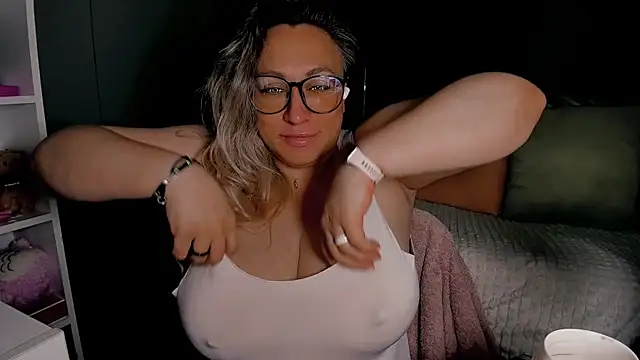 Snapshot of CumOnMy_Tits chatting on 06/20/26, 02:25 CumOnMy Tits online show from 06/20/26, 02:25
