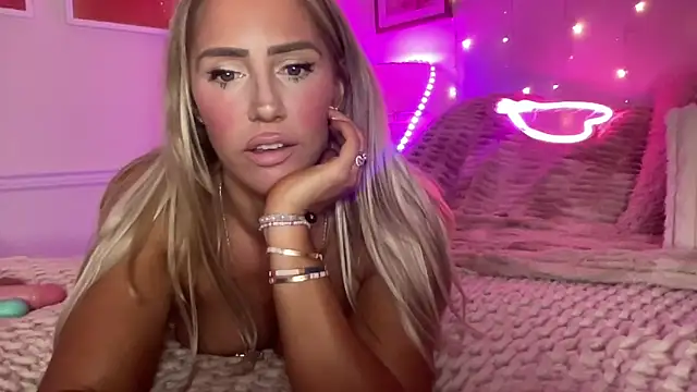 Snapshot of Fitnessbabe69 chatting on 02/22/26, 08:24 Fitnessbabe69 online show from 02/22/26, 08:24